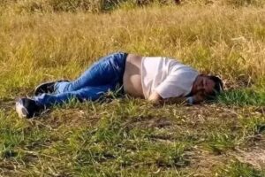 Ciudadanos alertan a las autoridades tras encontrar a un joven tirado en un pastizal