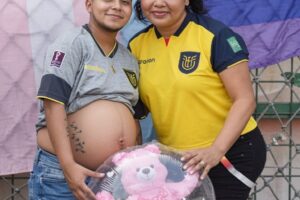 Hombre trans da a luz y su historia genera debate en redes sociales